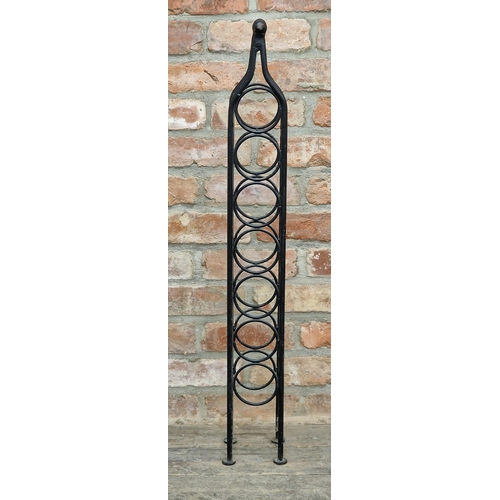 1026 - Contemporary painted iron wine rack to hold seven bottles, H 97cm