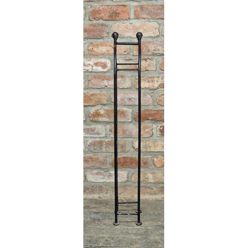 1026 - Contemporary painted iron wine rack to hold seven bottles, H 97cm