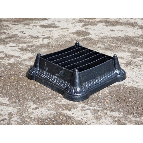 1095 - Painted cast iron boot scraper with darted border, H 9cm x W 30cm x D 30cm