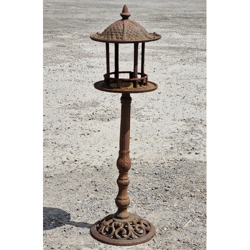 1181 - Cast iron pagoda style bird feeder with pierced scrollwork base and baluster column, H 85cm