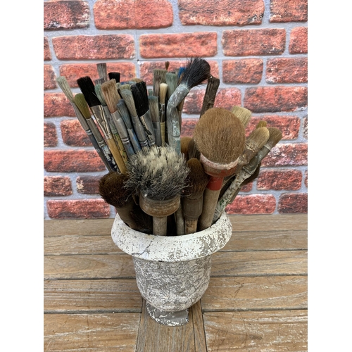 2322 - Large collection of vintage artists paint brushes