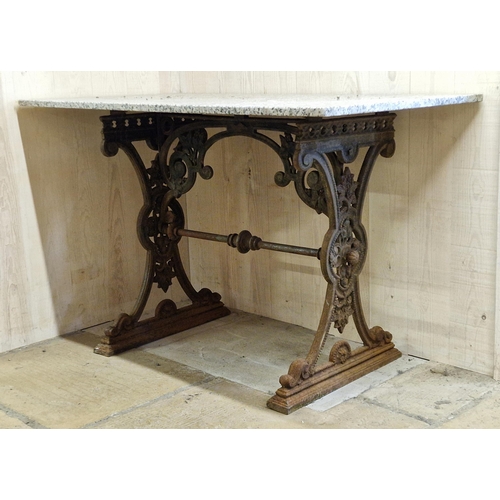 1022 - Good quality marble top table with exceptional cast iron base pierced with flowers and repeating bor... 