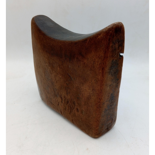 2127 - Period African tribal hand carved wooden headrest pillow, W19cm, H18cm