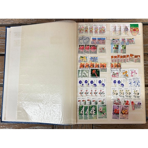 2552 - Large book of thematic World stamps - flowers, nature, sports etc