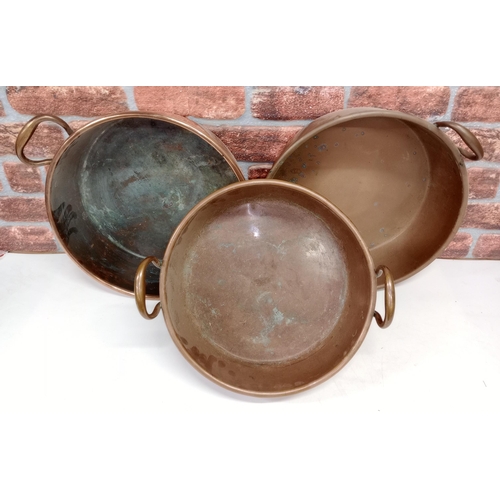 2261 - Set of three graduated Victorian copper preserves pan, with brass handles, Largest W40cm