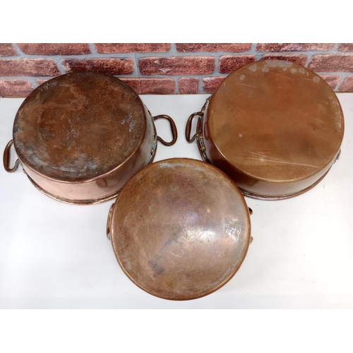 2261 - Set of three graduated Victorian copper preserves pan, with brass handles, Largest W40cm