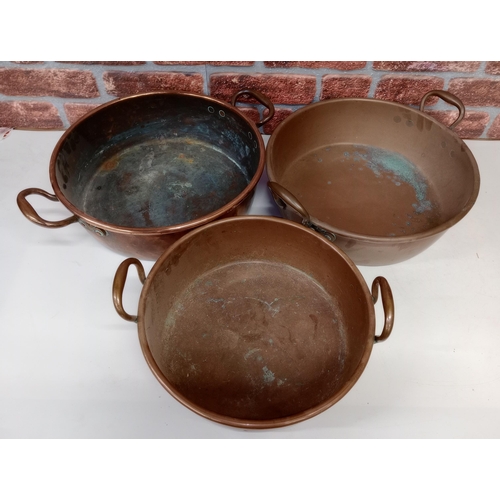 2261 - Set of three graduated Victorian copper preserves pan, with brass handles, Largest W40cm