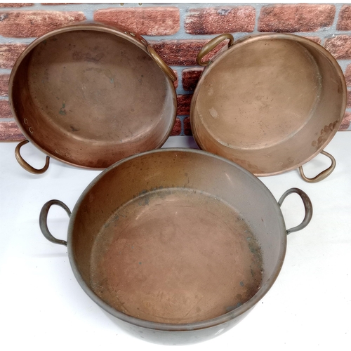 2262 - Set of three large graduated Victorian copper preserves pan, with brass handles, Largest W49cm