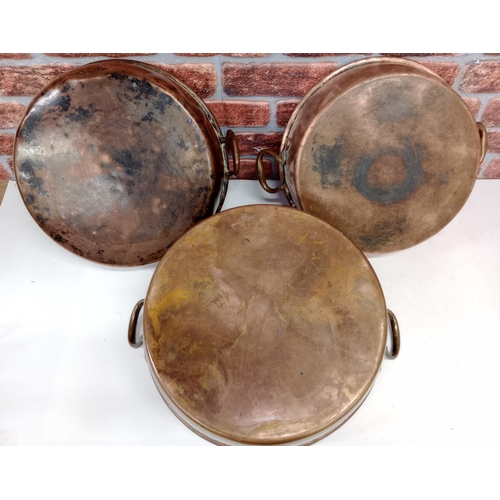 2262 - Set of three large graduated Victorian copper preserves pan, with brass handles, Largest W49cm