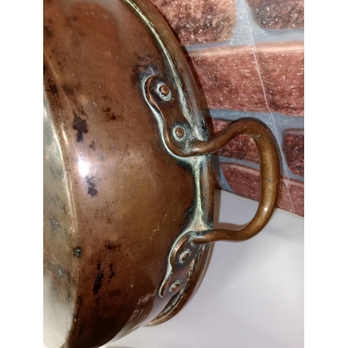 2262 - Set of three large graduated Victorian copper preserves pan, with brass handles, Largest W49cm