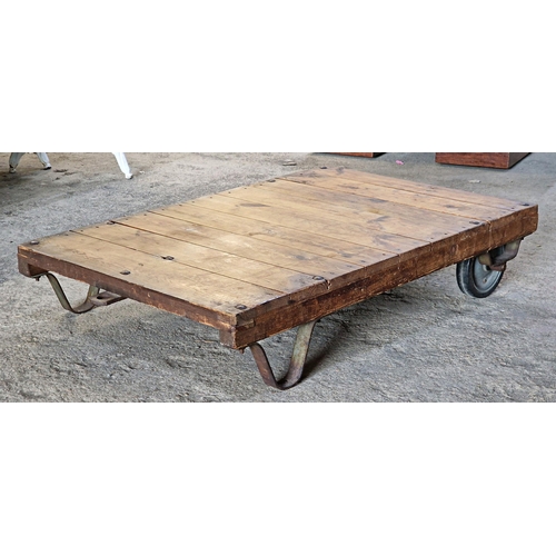 1271 - Vintage wooden pallet trolley / industrial coffee table