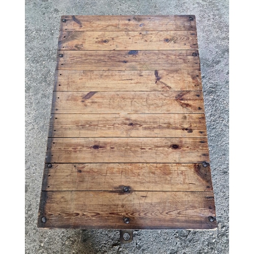 1271 - Vintage wooden pallet trolley / industrial coffee table