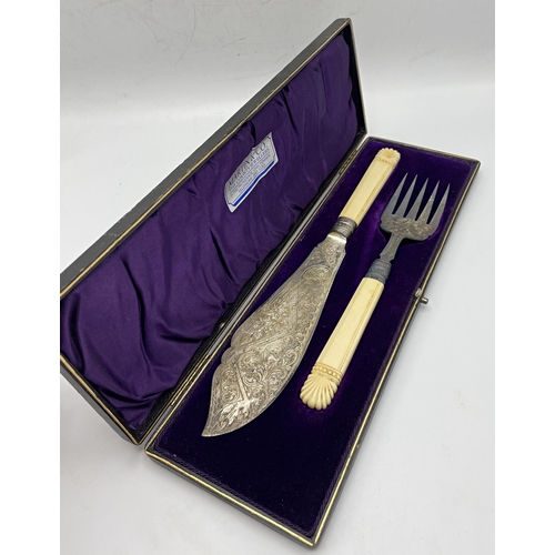 172 - Cased Victorian bone handled silver fish servers, maker Watson & Gillott, Sheffield 1899