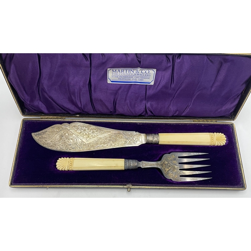 172 - Cased Victorian bone handled silver fish servers, maker Watson & Gillott, Sheffield 1899