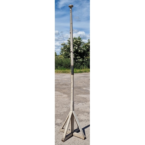 1289 - Vintage free standing wooden Scout Hall flag pole, H 350cm