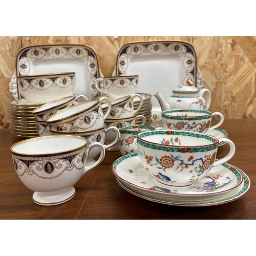 2070 - Wedgwood part tea service, W643 pattern - 11 tea plates and saucers, 8 cups, 2 sandwich plates and s... 