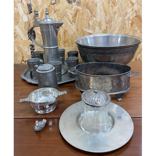 2263 - Collection of mixed Pewter, including an impressive Royal Selangor pear and grape bowl, from their V... 