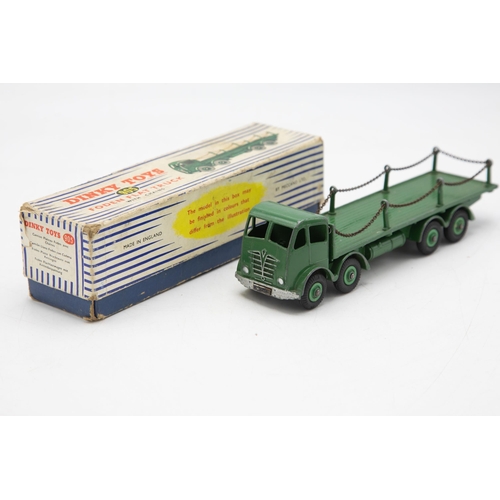 3010 - Dinky Toys  No. 905 Foden Flat Truck -with chains. All original (chain!). Excellent and in a good bo... 