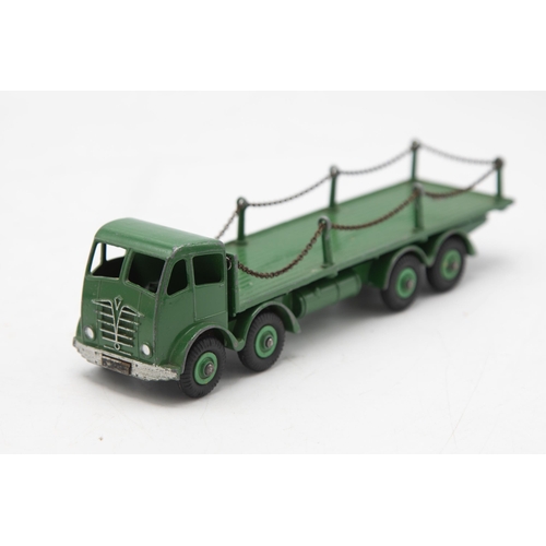 3010 - Dinky Toys  No. 905 Foden Flat Truck -with chains. All original (chain!). Excellent and in a good bo... 