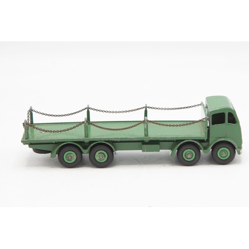 3010 - Dinky Toys  No. 905 Foden Flat Truck -with chains. All original (chain!). Excellent and in a good bo... 