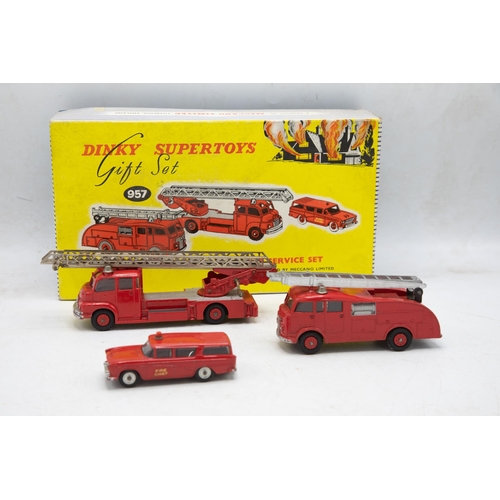 3022 - Dinky Supertoys Gift Set 957 Fire Service Set, scarce, complete, consists of 956 Turntable Fire Esca... 