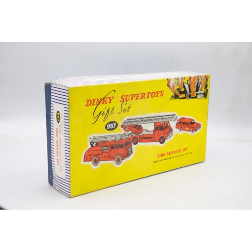 3022 - Dinky Supertoys Gift Set 957 Fire Service Set, scarce, complete, consists of 956 Turntable Fire Esca... 