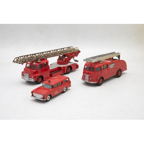 3022 - Dinky Supertoys Gift Set 957 Fire Service Set, scarce, complete, consists of 956 Turntable Fire Esca... 