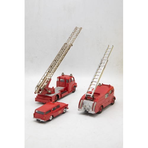 3022 - Dinky Supertoys Gift Set 957 Fire Service Set, scarce, complete, consists of 956 Turntable Fire Esca... 