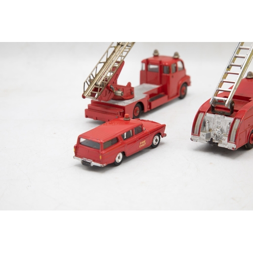 3022 - Dinky Supertoys Gift Set 957 Fire Service Set, scarce, complete, consists of 956 Turntable Fire Esca... 