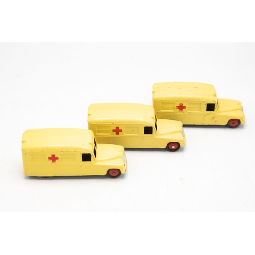 3076 - Dinky Toys 30H TRADE BOX contains 3 Daimler Ambulance, displays well, two models with early type bas... 