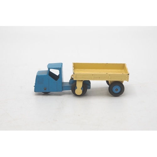 3102 - Dinky Toys 415 Mechanical Horse and Open Wagon, model excellent with trailer, very minor play-wear, ... 