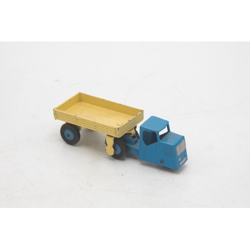 3102 - Dinky Toys 415 Mechanical Horse and Open Wagon, model excellent with trailer, very minor play-wear, ... 