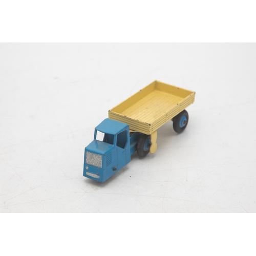 3102 - Dinky Toys 415 Mechanical Horse and Open Wagon, model excellent with trailer, very minor play-wear, ... 