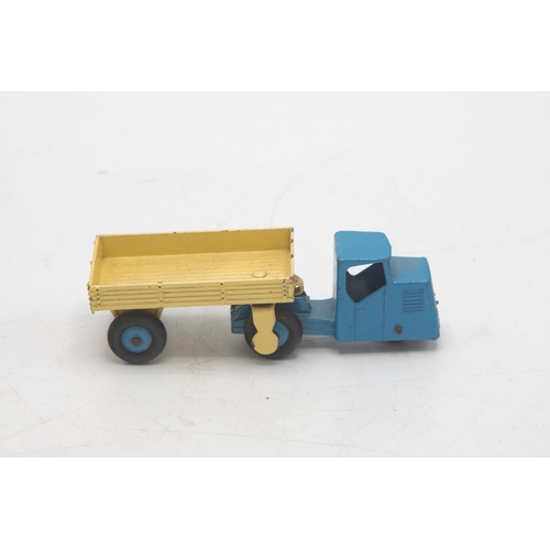 3102 - Dinky Toys 415 Mechanical Horse and Open Wagon, model excellent with trailer, very minor play-wear, ... 