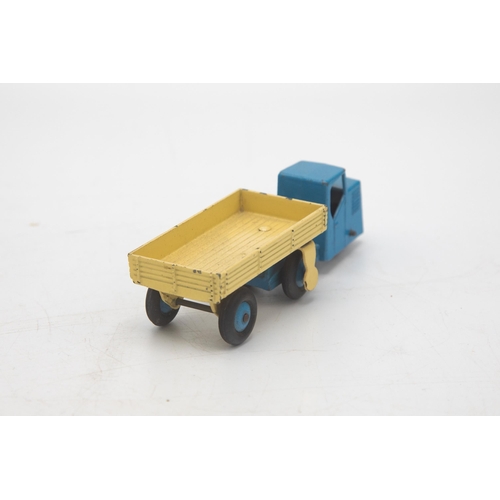 3102 - Dinky Toys 415 Mechanical Horse and Open Wagon, model excellent with trailer, very minor play-wear, ... 