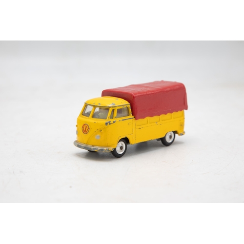 3237 - Corgi Toys 431 Volkswagen Pick-Up, scarce model and even more so with yellow cab interior, playwear ... 