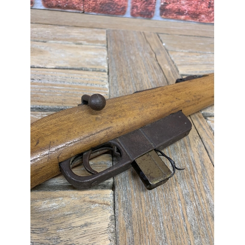 3420 - Vintage 1940's Italian 'Modello depositato' wooden toy rifle gun, L 75cm