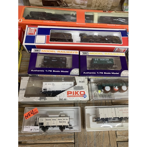 3516 - Quantity of assorted 00 gauge locomotives and carriages to include Jouef and Trix examples