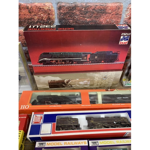 3516 - Quantity of assorted 00 gauge locomotives and carriages to include Jouef and Trix examples