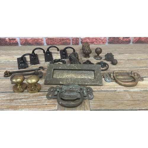 29 - Quantity of antique and vintage door furniture