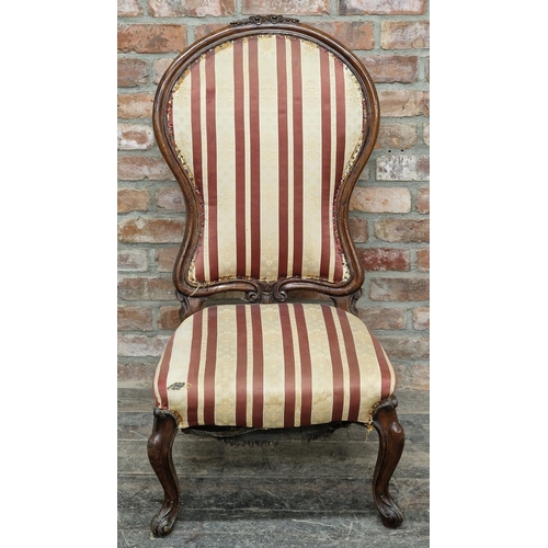 1083 - Victorian walnut nursing chair with show wood frame, H 109cm