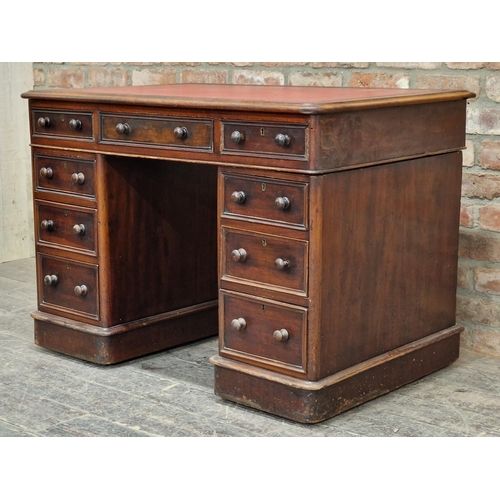 1088 - Victorian mahogany pedestal desk fitted with an arrangement of nine drawers and leather inset top, H... 