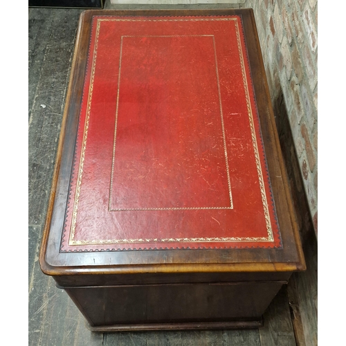 1088 - Victorian mahogany pedestal desk fitted with an arrangement of nine drawers and leather inset top, H... 