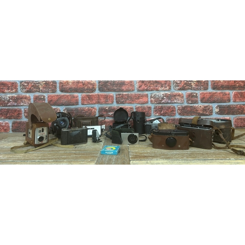 759 - Mixed assortment of vintage photography equipment to include video cameras, cameras and lenses