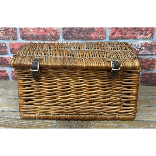 1173 - Mixed assortment of wicker picnic hampers and baskets (5)