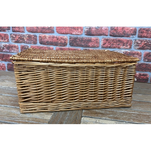 1173 - Mixed assortment of wicker picnic hampers and baskets (5)