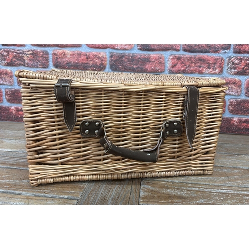 1173 - Mixed assortment of wicker picnic hampers and baskets (5)