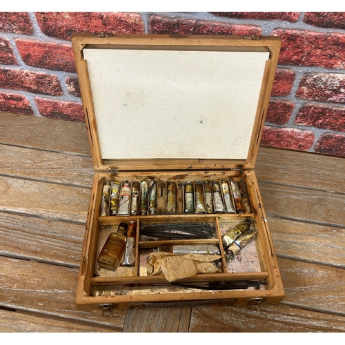 570 - Vintage Winsor & Newton artist carry case to include oils, pallet and canvas