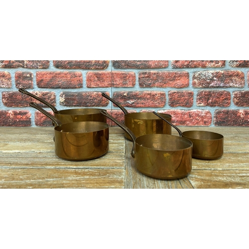 509 - Antique graduating copper saucepans (5)