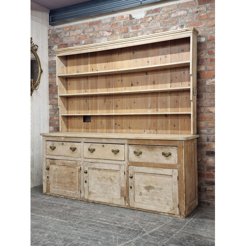 1221 - Large Victorian pine farmhouse kitchen dresser with plate rack, H 216cm x W 220cm x D 53cm